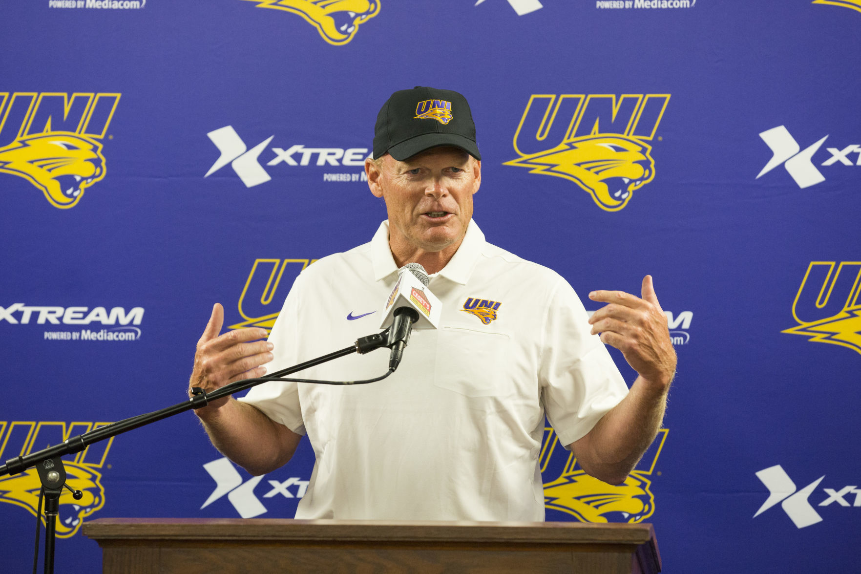 080719kw-uni-football-media-day-15